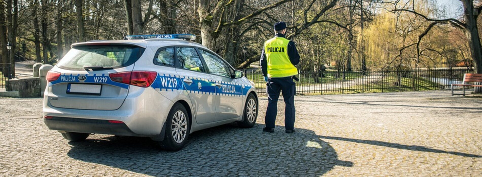 Nietrzeźwy kierowca bez uprawnień wjechał do rowu