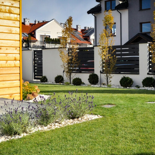 Ogrodzenia domu – jak wybrać trwałe i estetyczne rozwiązanie na lata?